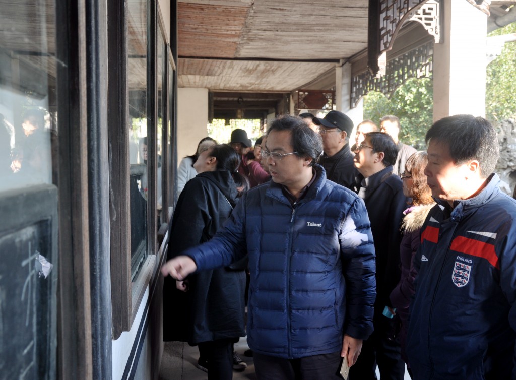 学院党委书记、常务副院长王其军与党员教师一同参观刘湖涵教育基金史料展览馆